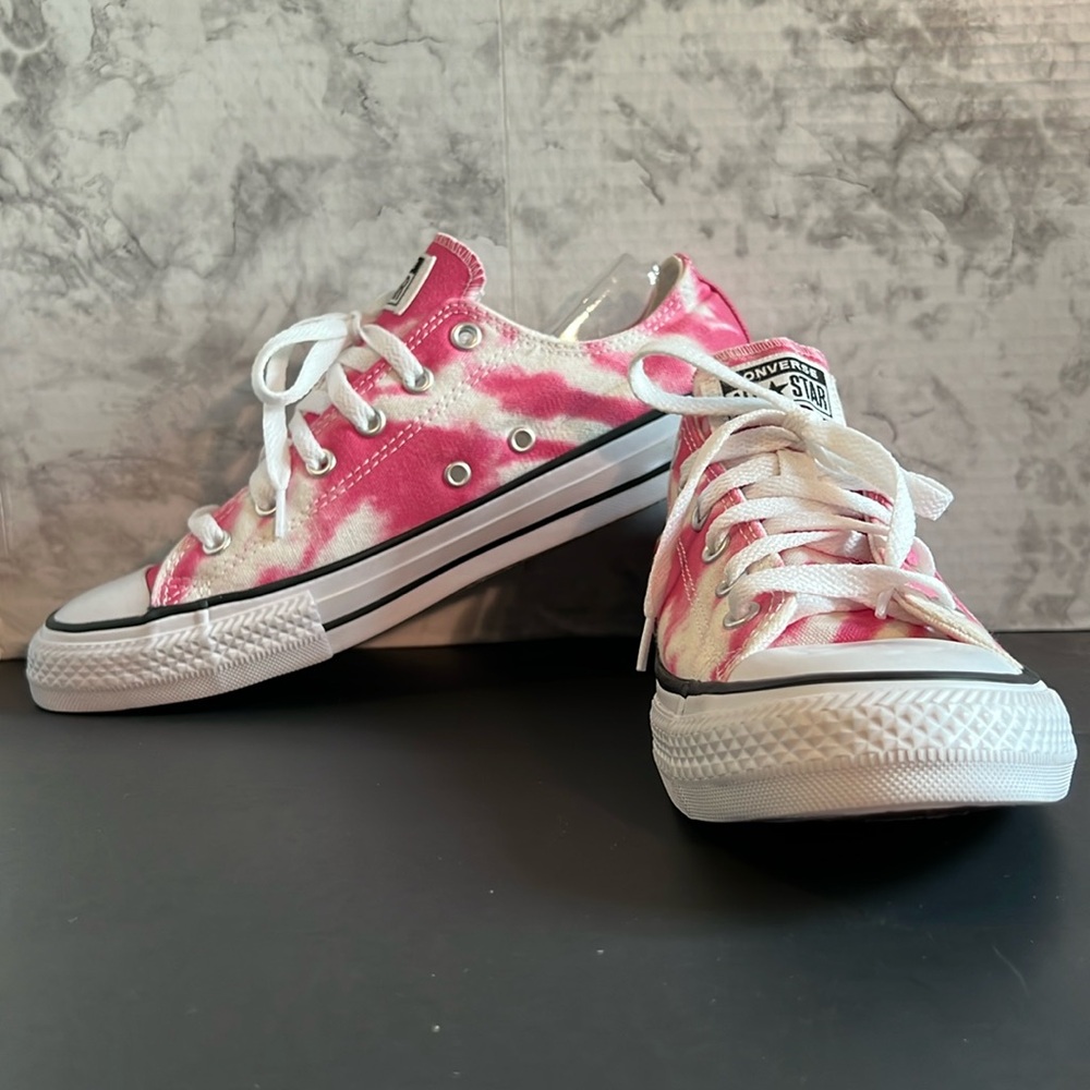 Ladies Chuck Taylor Low Top Tie Dye Size 5.5 Pink Tie Dye